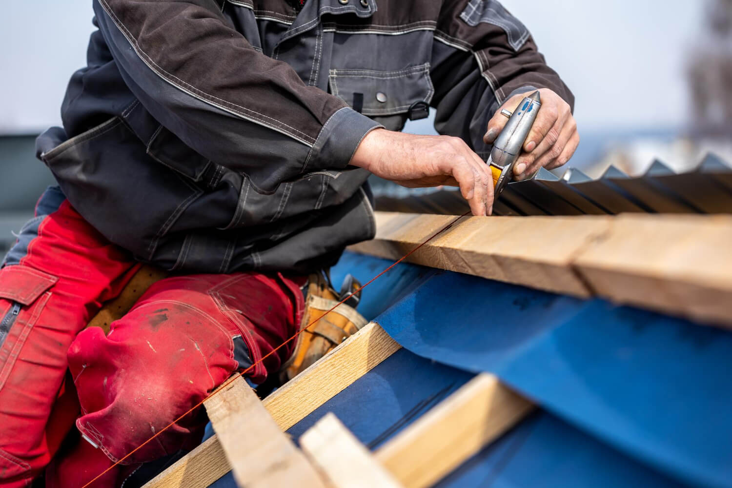 How Roofing Contractors Handle Emergency Repairs